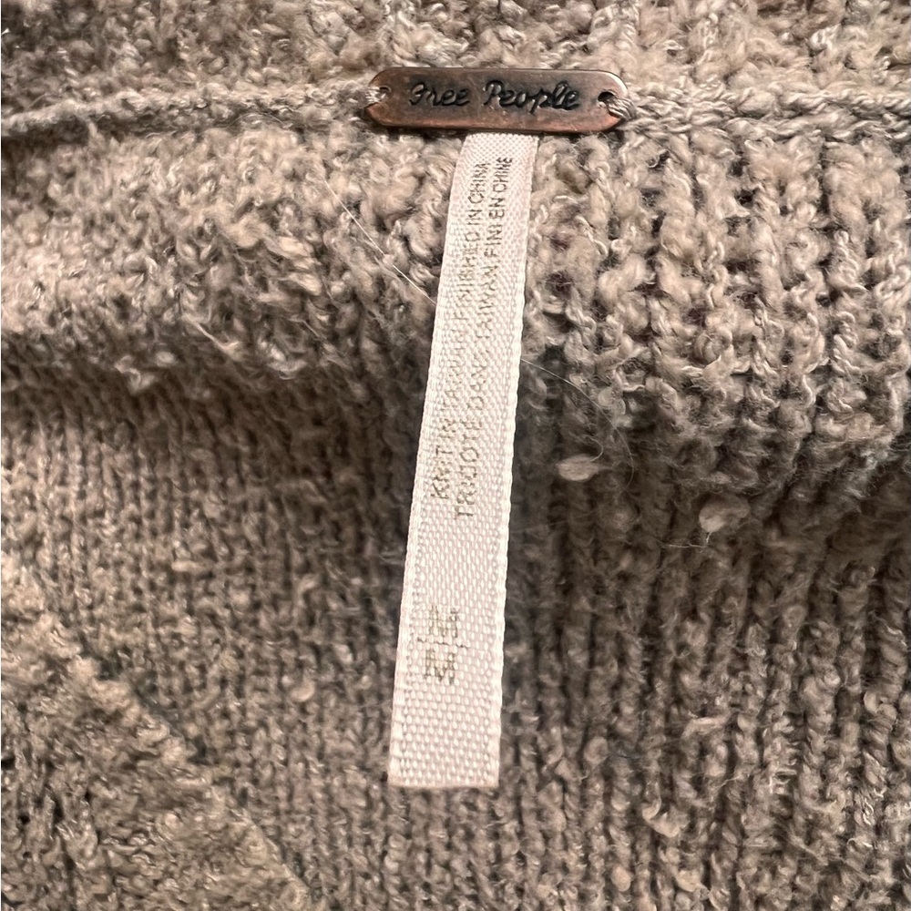FREE PEOPLE cotton nubbly v-neck sweater. Size Medium - Picture 2 of 5
